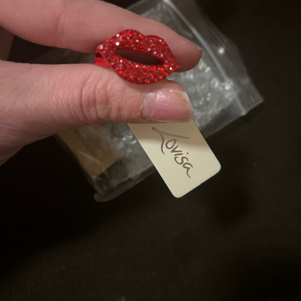 Red lip/kiss ring